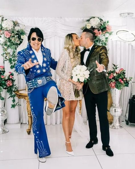 Bride and groom pose with Elvis at the little white wedding chapel. captured by Las Vegas elopement photographer brazen honey films Elvis Wedding Dress, Las Vegas Groom Attire, Vegas Vowel Renewal, Vegas Wedding Bridesmaid Dresses, Vegas Wedding Dresses, Elvis Wedding Vegas, Las Vegas Wedding Dress, Las Vegas Vow Renewal, Kitschy Wedding