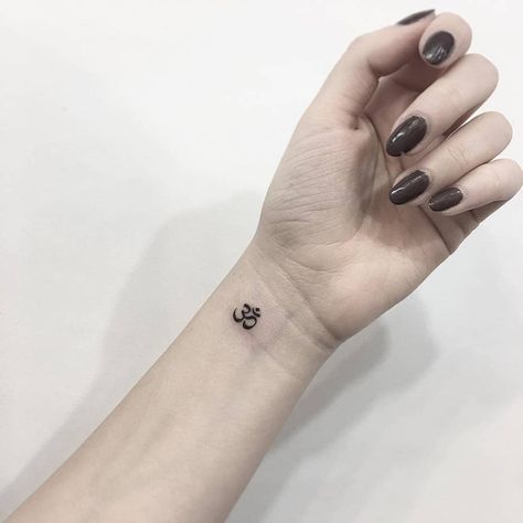 Om Wrist Tattoo, Inner Wrist Tattoos, Om Tattoo Design, Pola Tato, Yoga Tattoos, Buddha Tattoo Design, Finger Tattoo For Women, Om Tattoo, Tattoo Wrist