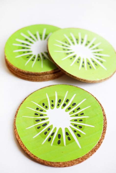 Printable Kiwi Drink Coasters Fruit Coasters Paint, Wood Slice Painting Ideas Easy, Kiwi Coaster, Kiwi Drink, Quick Diy Gifts, Christmas Presents For Him, Coaster Projects, Coasters Diy, Coaster Art