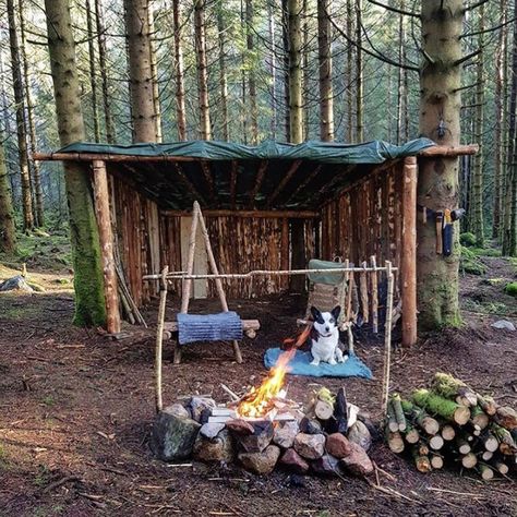 Bushcraft Shelter, Camping Shelters, Outdoor Shelters, Bushcraft Camping, Survival Shelter, Wilderness Survival, Cabin In The Woods, Sleeping Bags, Camping Survival