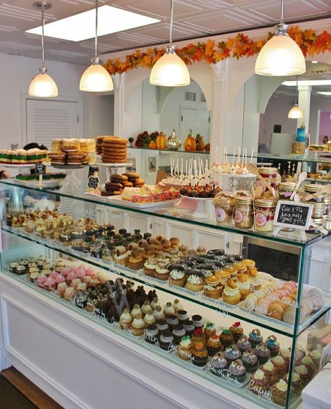 Pastry Shop Interior, Caked Up, Cake Shop Design, Boutique Patisserie, Bakery Shop Design, Cute Bakery, Bakery Store, Bakery Interior, Small Bakery