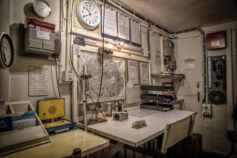 Ever Wanted To Buy Your Own Military Bunker? Bunker Aesthetic, Bunker Interior, Prepper Bunker, Bunker Room, Apocalypse Bunker, Bunker Ideas, Military Office, Fallout 4 Settlement Ideas, Doomsday Bunker