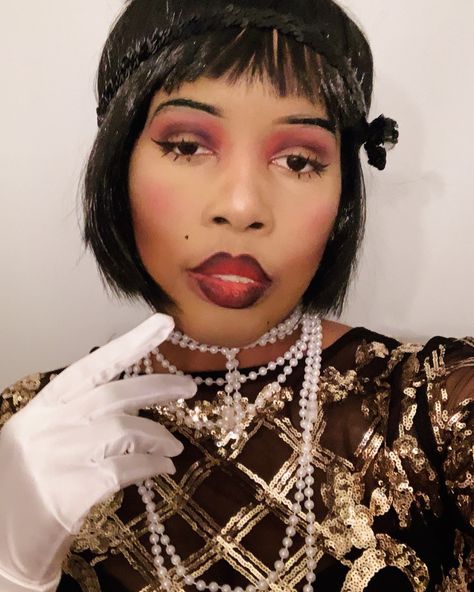 Roaring 20s flapper make up for black girls. 20s Flapper Makeup, Flapper Girl Makeup, 1920 Makeup, Flapper Makeup, Roaring 20s Flapper, 1920s Makeup, 20s Flapper, Flapper Girl, Roaring 20s