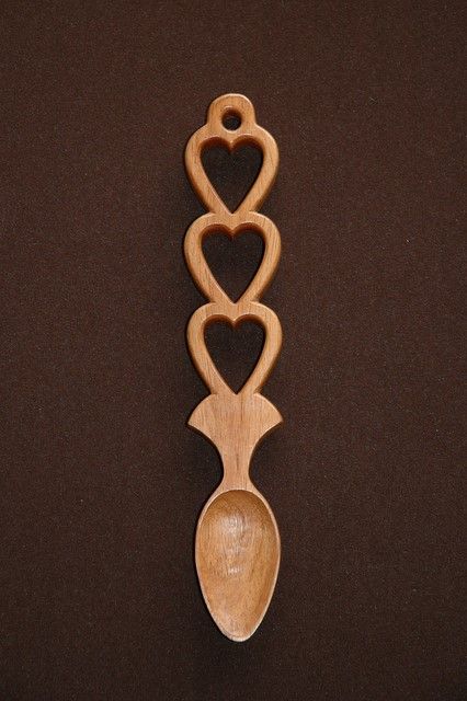 Wooden Bowls Diy, Wooden Spoon Carving, Welsh Love Spoons, Wooden Ladle, Wood Spoon Carving, Love Spoons, Spoon Art, Carved Spoons, Spoon Carving