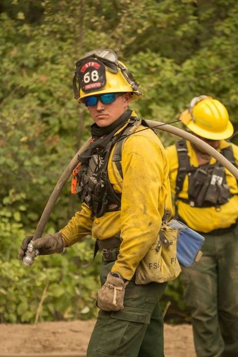 Wildland Firefighter Gear, Firefighter Life, Bunker Gear, Firefighter Paramedic, Firefighter Gear, Firefighter Pictures, Wildland Fire, Safety Message, Wildland Firefighter