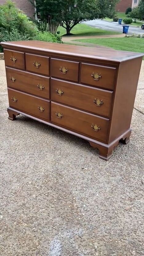 Welcome to my outdated dresser makeover tutorial. I transformed a dull and outdated dark dresser into a stunning modern farmhouse piece. Brown Dresser Makeover, 7 Drawer Dresser Makeover, Dresser Remodel Diy, 70s Dresser Makeover, Dresser Makeover Dark Wood, 80s Dresser Makeover, Antique Dresser With Mirror Makeover, Farmhouse Dresser Makeover, Diy Dresser Makeover Ideas