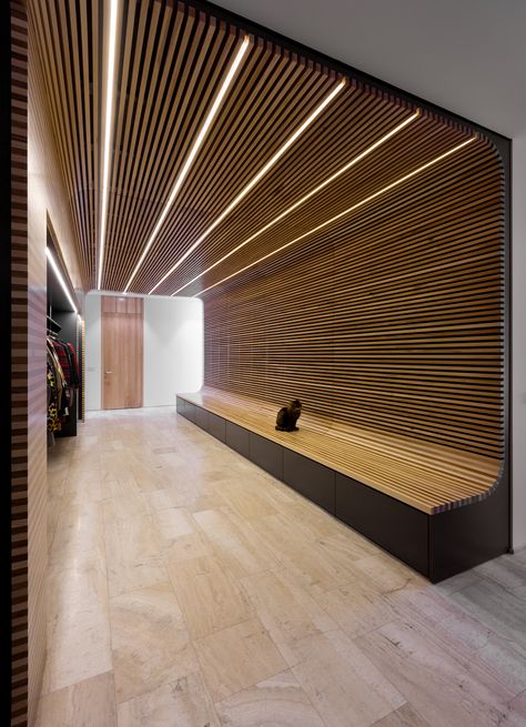 Gallery of House With A Peristyle / Drozdov&Partners - 9 Tv Camino, Wood Slat Ceiling, Tv Fal, Timber Slats, Timber Ceiling, Wood Slat Wall, Ceiling Light Design, Lobby Design, Wooden Ceilings