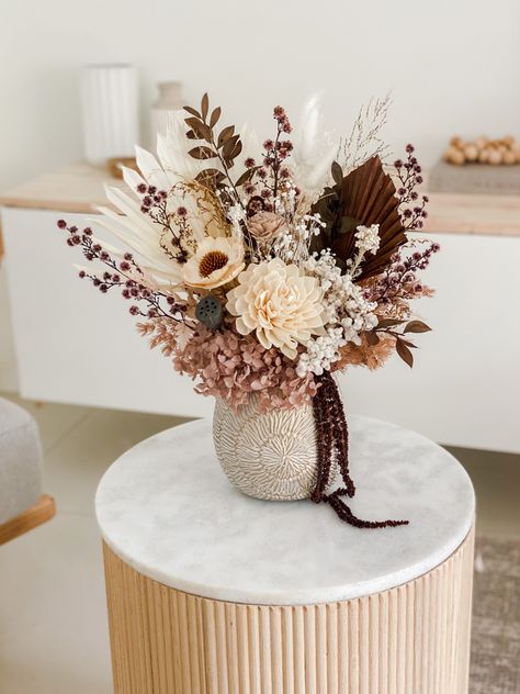 Diy Dry Flower Arrangements, Diy Dried Floral Arrangements, Everlasting Flower Arrangements, Dry Flower Centerpieces, Vase Arrangement Ideas, Small Dried Flower Arrangements, Dried Flower Arrangements Wedding, Dry Flowers Arrangements Ideas, Dry Floral Arrangements