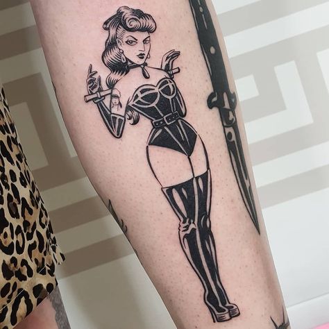 Drag Queen Tattoos on Instagram: “@violetchachki by @wesvaughntattoo. 🖤” Traditional Tattoo Pin Up, Traditional Tattoo Woman, Aesthetic Tattoo Ideas, Pin Up Girl Tattoo, Traditional Tattoo Inspiration, Queen Tattoo, Flash Tattoo Designs, Old School Tattoo Designs, Pin Up Tattoos