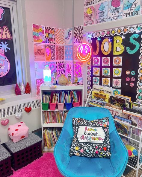 Colorful Classroom Decor Ideas, Colorful Preschool Classroom Decor, Lisa Frank Classroom Theme, Disco Ball Classroom Theme, Bright Classroom Themes, Classroom Inspiration Elementary, Prek Classroom Themes, Y2k Classroom, Pre K Classroom Themes