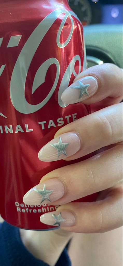 Silver Stars On Nails, Metalic Star Nails, White Nails Silver Stars, Star Inspo Nails, Silver Star Acrylic Nails, White And Silver Star Nails, Y2k Nails Acrylic Stars, Star Summer Nails, Star Silver Nails