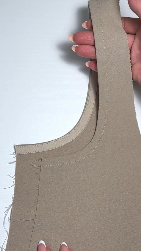 Finish the raw edge with a bias binding, you can use it for armholes, necklines and more. You can use a ready-to-use bias band or make your own. Cut a 4 cm wide strip at 45 degrees, if the fabric is thinner, interface the fabric first and then cut the binding ✂️ . . . #sew #sewsewsew #sewing #sewingproject #sewinglove #sewingtechniques #sewingpattern #pdfpattern #pattern #patterns #patterndesign #patternmaking #patternmaker #howtosew #patterncutting #sewingtutorial #sewingtips #sewinghacks #sewingtutorial Sew Ins, Sangria Drink, Hat Business, Clothing Pattern Design, Projek Menjahit, Sewing Machine Basics, Sewing Easy Diy, Sewing Tutorials Clothes, Sewing Crafts Tutorials