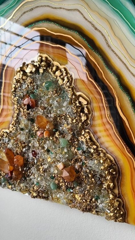 𝐑𝐞𝐬𝐢𝐧 & 𝐀𝐥𝐜𝐨���𝐡𝐨𝐥 𝐈𝐧𝐤 𝐀𝐫𝐭𝐢𝐬𝐭 (@artisticallycrafted_) • Photos et vidéos Instagram Geode Crafts, Resins Ideas, Resin Paintings, Resin Geodes, Agate Art, Acrylic Painting Diy, Resin Geode, Liquid Art, Geode Art