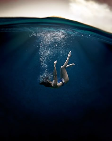 underwater portrait of a woman falling. underwater fine art portrait photographer in tenerife, canary islands. fotografo de retrato subacuatico en tenerife. islas canarias Woman Sinking Underwater, Falling Underwater Pose Reference, People Underwater Drawing, Person Floating Underwater, Woman Under Water Photography, Underwater Swimming Photography, Floating Underwater Pose, Woman Falling Reference, Person Sinking Underwater