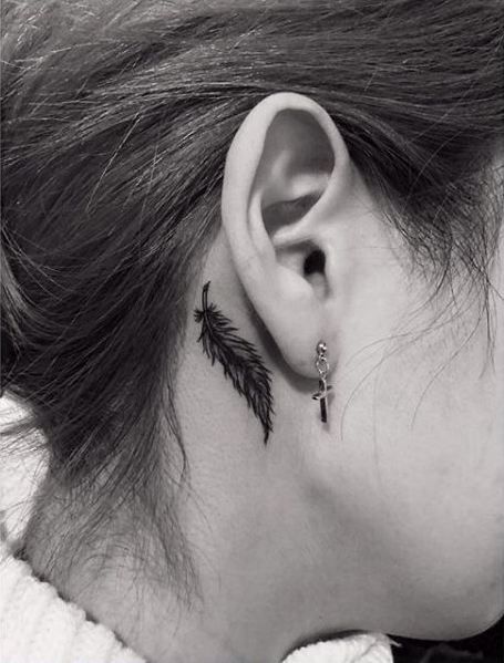 Ear tattoo is a good interpretation of your personality.Let's view these great ideas.#leathertattoo#eartattoo#smalltattoo#tattoos#tattooideas Feather Tattoo Ear, Feather Tattoo Behind Ear, Feather Tattoo Arm, Small Feather Tattoo, Tattoo Ear, Feather Tattoo Meaning, Behind Ear Tattoos, Tattoo Themes, Feather Tattoo Design