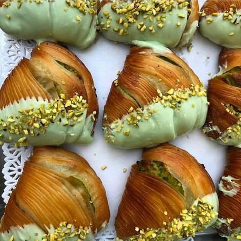 My mouth is watering. I want these #sfogliatelle for Breakfast. They are artisan traditional pastries filled wth #pistachio from Bronte (Sicily). Bronte is a town in Sicily famous for it's top quality pistachio. Sfogliatelle Recipe, How To Make Ravioli, Pistachio Dessert, Pistachio Recipes, Italian Bakery, Bakery Food, Italian Pastries, Italian Breakfast, Ravioli Recipe