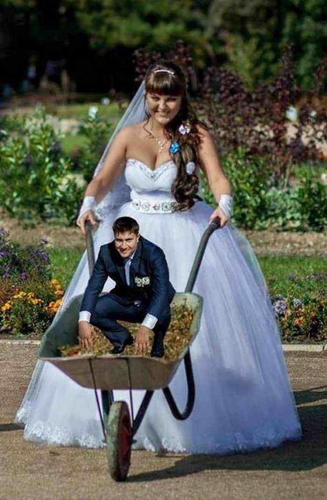 Cursed Wedding Photos, Bad Wedding Photos, Cringy Wedding, Wedding Photography Funny, Wedding Photos Funny, Cringe Wedding, Elisa Lam, Meme Couple, Tacky Wedding