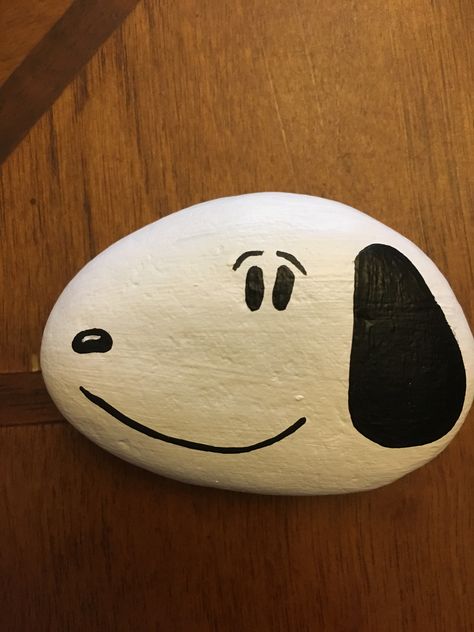 Rock Painting White Background, Painting Rocks For Beginners, Cute Pebble Painting, White Rock Painting Ideas, Cute Things To Paint On Rocks Easy, Pebble Painting Simple, Things To Paint On Rocks Aesthetic, Fall Rocks Painted Ideas, Ideas Para Pintar Piedras Faciles