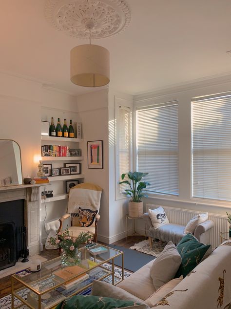 Clean classic maximalism London city appartment with dark green accessories Clean Maximalist Decor, White Maximalist Decor, Clean Maximalism, Muted Maximalism, Dark Green Accessories, Maximalist Apartment, 2023 Manifestation, Maximalist Living Room, Maximalist Interior Design