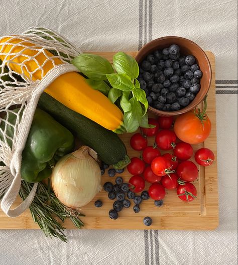 Fresh vegetables and fruit from the farmers market spread out on a cutting board. Produce Aesthetic, Fresh Vegetables Aesthetic, Fresh Produce Aesthetic, Grocery Aesthetic, Summer Farmers Market Aesthetic, Organic Produce Aesthetic, Farmer's Market Aesthetic, Farmers Market Aesthetic, Fresh Fruit And Vegetables Aesthetic