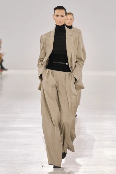 Max Mara's Fall 2024 Collection Is a Lesson in Layering Your Knits - Fashionista Runway 2025 Fall Winter, Max Mara Outfit, 2024 Collection, Fall 2024, Max Mara, Layering, Fall Winter, Knitting, Clothes