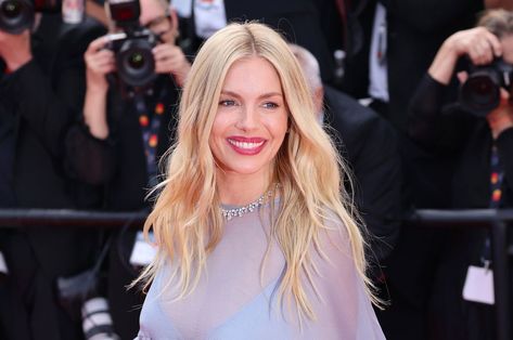 Sienna Miller's Hair Stylist Explains How To Achieve Her 'Ethereal And Effortless' Hair Sienna Miller Hair, Girls Secrets, Bohemian Beauty, Willow Smith, Lady Louise Windsor, Florence Welch, Floaty Dress, Effortless Hairstyles, Tin Roof