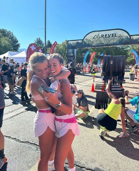 Running Inspo Pics, Half Marathon Aesthetic Outfit, Running Friends Aesthetic, Rundisney Aesthetic, Lexi Watts Running, Matching Running Outfits, Marathon Photo Ideas, Running With Friends Aesthetic, Half Marathon Hairstyles