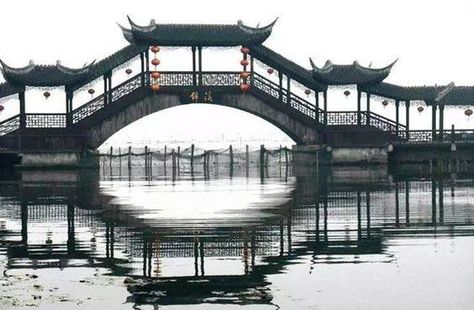 bridge in Jinxi ancient town in Suzhou, China. Modern Chinese Decor, Modern Chinese Interior, Chinese Bridge, Traditional Architect, Chinese Palace, Suzhou China, Japanese Garden Landscape, Chinese House, Chinese Artwork