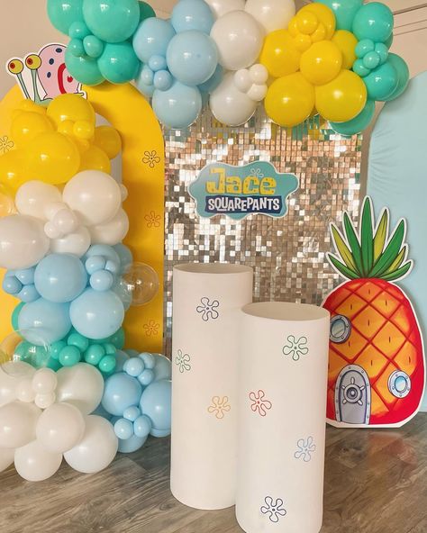 Sponge Bob || Jace || Squarepants 🍔 we love the details🪼💦 We designed this decoration to celebrate little Jace’s birthday, thank you for trusting us🍔 🍍 coroplast and vinyl figures: @oncepublicidadtj #spongebob #bobesponjaparty #spongebob #spongebobdecoration #decorationspongebob #decoracionbobesponja #bobesponjafiesta #fiestabobesponja #bobesponjapartyideas #partyspongebob #spongebob #spongebobandpatrick #crustaceocascarudo #spongebob #spongebobsquarepants #spongebobsbirthday #birthdaysp... Spongebob Birthday Aesthetic, Spongebob Birthday Party Backdrop, Spongebob Party Backdrop, Spongebob Birthday Backdrop, Spongebob Birthday Decor, Girls Spongebob Birthday Party, Spongebob Decorations Birthday, Spongebob Balloon Arch, Girl Spongebob Birthday Party