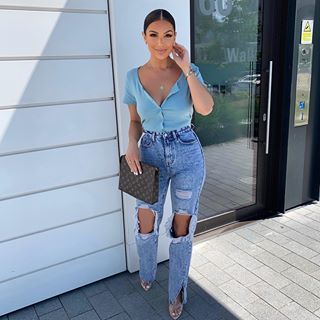 Girlfriend Jeans Outfit, Katerina Themis, Straight Leg Jeans Outfits, Jeans Outfit Summer, Scoop Neck Top, Side Split, Mode Inspiration, Outfits Casuales, Cute Tops