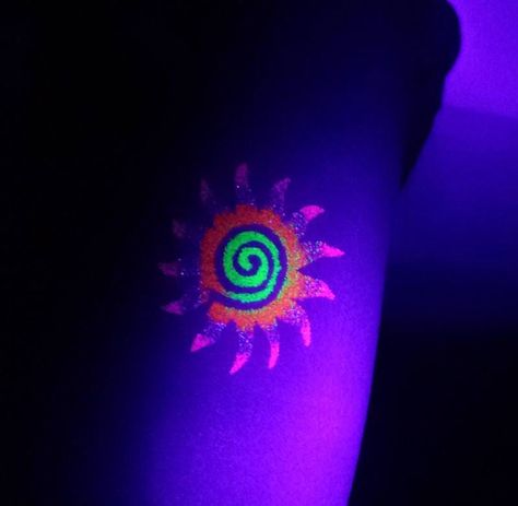 Glow In The Dark Makeup Look, Neon Makeup Ideas Black Lights, Neon Face Paint Ideas, Glow Face Paint, Neon Face Paint, Glow Theme Party, Glitter Face Paint, Uv Makeup, Sparkle Tattoo