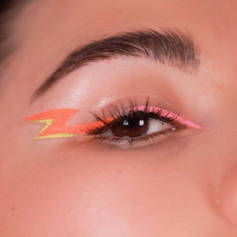 Lightning bolt eyeliner, new beauty trends, neon liner, neon makeup, new beauty. LOLMEL • Melissa Landestoy on Instagram • #lightningbolteyeliner #eyelinertrends #eyelinertricks #cooleyeliner Lightening Bolt Make Up, Lightning Bolt Makeup Eye, Lightening Eyeliner, Eyeliner Lightning, Lightning Bolt Makeup, Lightning Mcqueen Makeup Look, Lightning Bolt Face Paint, Lightning Bolt Eyeliner, Rave Girl Makeup