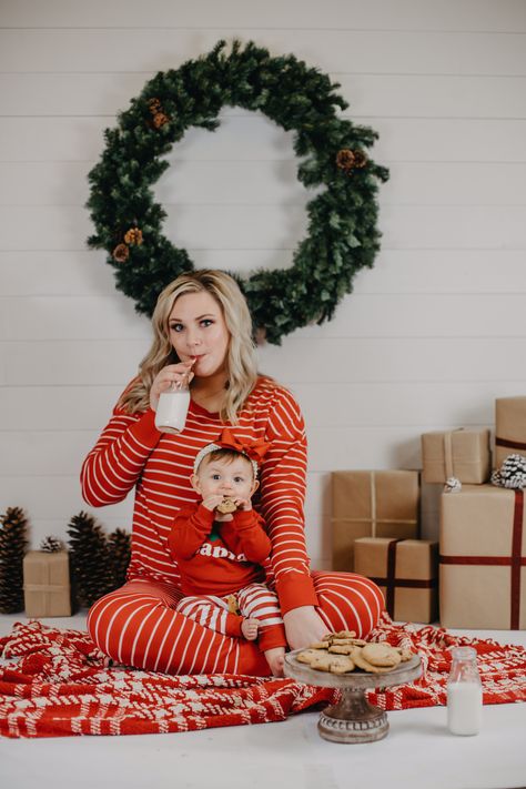 Natal, Single Mom Christmas Pictures, Mom And Daughter Christmas Photoshoot, Mother Daughter Christmas Pictures, Mommy And Daughter Christmas Pictures, Daughter Christmas Pictures, Indoor Christmas Photos, Diy Christmas Photoshoot, Mommy Daughter Photos