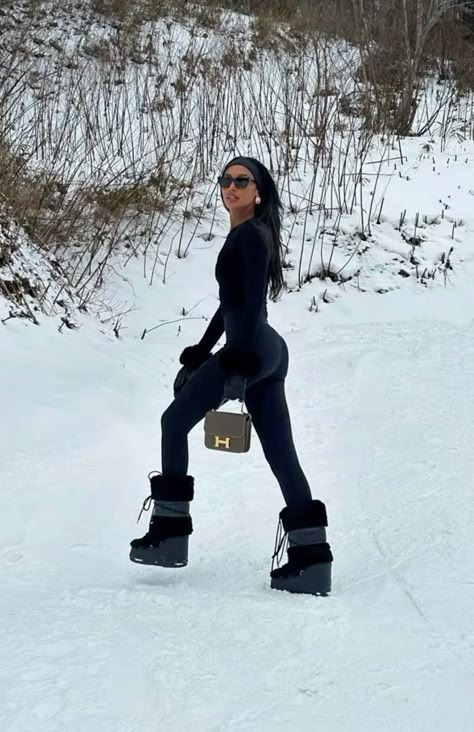 Women Skiing Outfit Style, St Moritz Aesthetic Outfit, Christmas Outfit Cold, Winter Barbie Aesthetic, Alps Outfit Winter, Classy Snow Outfits, Cold Woman Aesthetic, Japan Snow Outfit, Snow Holiday Outfits