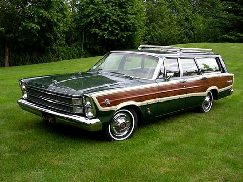 The classic Ford station wagon was a typical family car for those who had children. Station Wagon Cars, Country Squire, Super Images, Car Station, Wagon Cars, Woody Wagon, Classic Car Restoration, Station Wagons, Vintage Campers