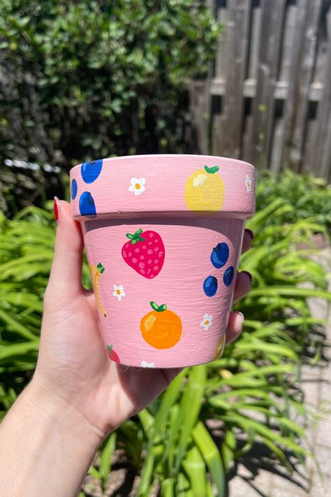 I’ve been obsessed with all the cute painted terracotta pots I’ve seen on Etsy and Pinterest lately, so I decided to give it a try and make my own.  It’s a fun, creative way to personalize my space without breaking the bank. Plus, it’s a great DIY project to tackle over the weekend! In this post, I’ll walk you through how to paint terracotta pots and turn them into colorful, customized masterpieces. Painting Ideas On A Pot, Design For Flower Pots, Cute Plant Pot Painting Ideas, Terracotta Pots Design, Brown Pot Painting Ideas, Painting Ideas For Plant Pots, Flower Pot Color Ideas, Cute Flower Pot Designs, Painting Pot Plants