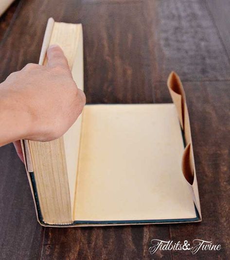 How To Wrap A Book Cover, Cricut Book Cover Ideas, Covering Books With Paper, Decorated Books, Styling Books, Wrapped Books, Paper Book Covers, Diy Old Books, Covered Books