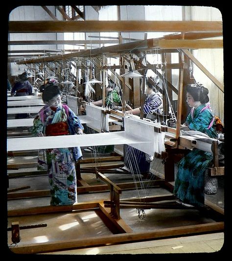 HAND WEAVING SILK AT A JAPANESE TEXTILE MILL -- Working Girls in Kimonos, Making Future Kimonos Textile Mill, Working Girls, Vintage Foto's, Vietnam Fashion, Silk Weaving, Weaving Tools, Meiji Era, Old Images, Japanese Textiles