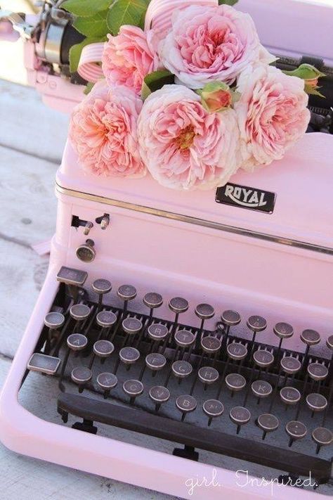 Pink vintage, Mariage, wedding, decoration, ceremony, love, bride and groom, weddingphotography, flowers Old Typewriter, Tout Rose, Estilo Shabby Chic, Interior Vintage, I Believe In Pink, Wallpaper Vintage, Vintage Typewriters, Tickled Pink, Vintage Diy