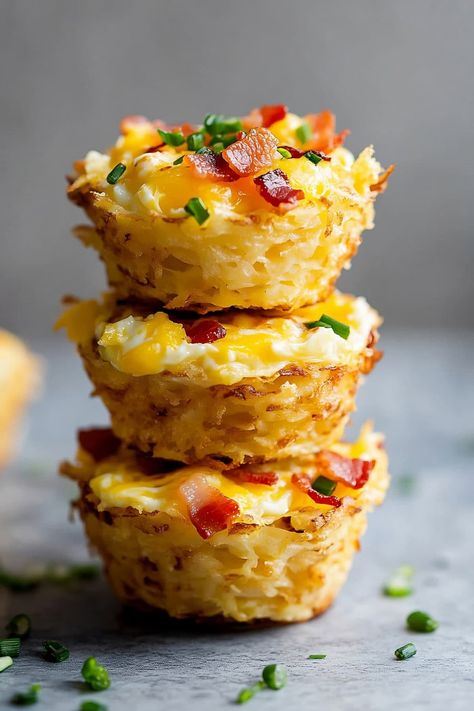 Tater Tot Egg Cups, Bacon And Egg Breakfast Cups, Hashbrown Egg Cups, Hash Brown Egg Cups, Hash Brown Cups, Breakfast Cups Recipe, Bacon Egg Cups, Finger Snacks, Brown Egg