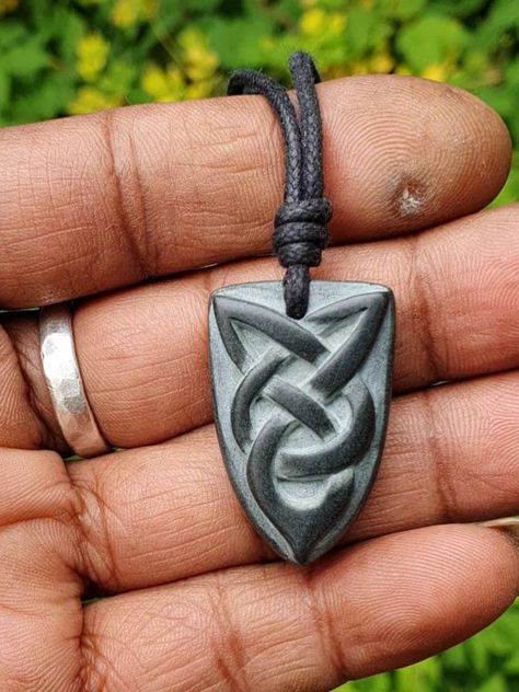 Viking arrowhead Celtic Knot pendant Hand-Carved myself from natural stone called green granite. The stone is sililar to soapstone but more hard and durable then the soapstone. This piece is inspred by Viking arrowhead flint. The size of the pendant is approxmatly 3cm x 2cm (1.2 x 0.8 inches). Its comes with an adjustable black waxed cotton cord. Not only are these pendants a beautiful thing to wear as part of your jewellery collection, but they are also very pleasing to the touch. The weight an Stone Engraving Ideas, Stone Sculpture Ideas, Stone Carving Ideas, Unity Symbol, Wooden Jewelery, Dremel Crafts, Dremel Carving, Driftwood Art Diy, Simple Wood Carving