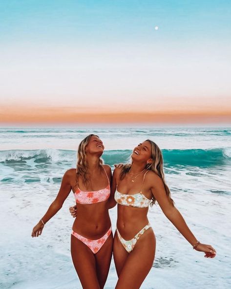 Beach Trip Outfits, Beach Poses With Friends, Cruise Pictures, Beach Instagram Pictures, Matching Outfits Best Friend, Senior Trip, Beach Friends, Beach Pictures Poses, Cruise Outfits