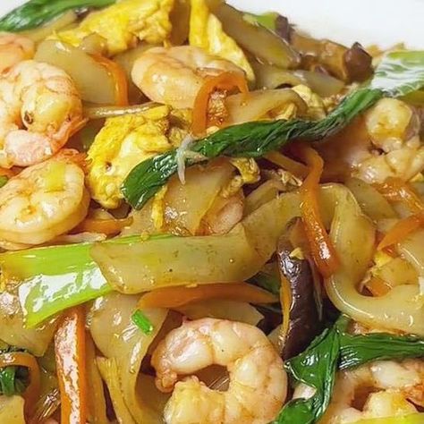 Shrimp Chow Fun Recipe, Stir Fry With Shrimp, Wide Rice Noodles, Chow Fun Recipe, Chow Fun, Shrimp And Eggs, Ramen Stir Fry, Cooked Shrimp, Top Ramen