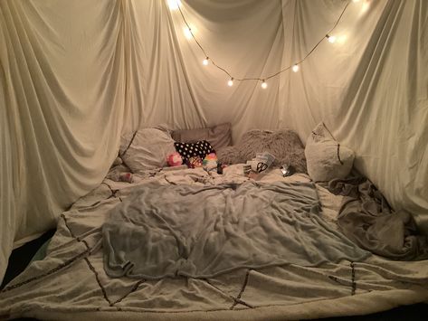 Noc Na Trampoline, Sleeping On Trampoline, Summer Trampoline Sleepover, Trampoline Sleepover Aesthetic, Sleepover Background, Trampoline Forts, Tramp Sleepover, Trampoline Movie Night, Trampoline Sleepover Ideas