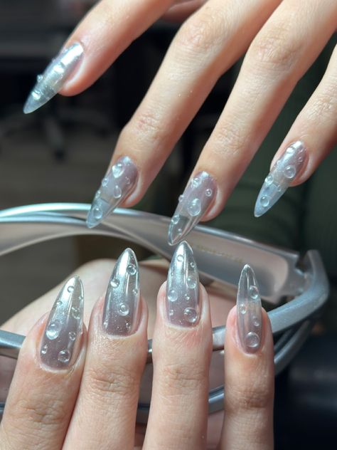 Silver nails Winder Nails, Nail Polish Pictures, Nail Art Almond Shape, Chrome Nails Silver, Chrome Nail Colors, Chrome Nail Polish, Pink Chrome Nails, April Nails, Water Nails