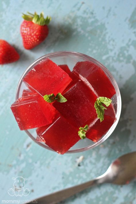 This wholesome strawberry jello recipe incorporates real strawberries, honey, gelatin and water - no Red #40 or artificial flavorings needed! Homemade Jello, Jello Jigglers, Jello Recipe, Aip Desserts, Gelatin Recipes, Beef Gelatin, Strawberry Jello, Healthy Strawberry, Jello Recipes