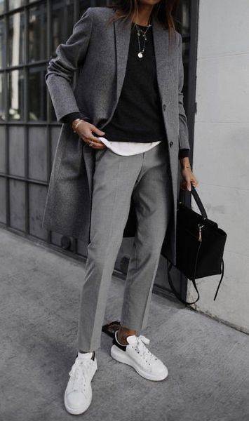 Tomboy Chic Outfits, Grey Pants Outfit, Stylish Winter Coats, Minimalist Moda, Looks Jeans, Gray Coat, Tomboy Chic, Winter Outfit Inspiration, Mode Casual