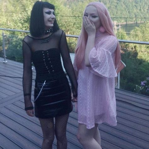 692 Likes, 9 Comments - Matilde🦇 (@nosfera.tutu) on Instagram: “Sugar and spikes” Black And Pink Best Friends, Aesthetic Pink And Black, 2 Personalities, 2018 Aesthetic, Black Vibe, 2018 Outfits, Us Friends, Goth Aesthetic, Emo Scene