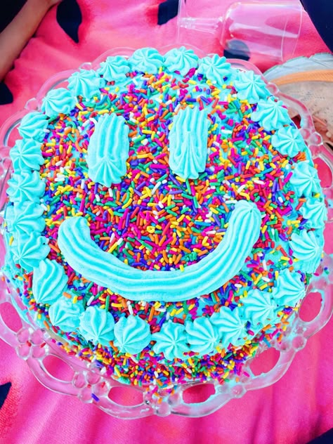 Smiley Face Birthday Party Food, Smiley Face Cupcakes, Neon Cake Ideas, 12th Birthday Cake Ideas, Preppy Birthday Cake, Preppy Birthday Ideas, Smiley Face Cake, Neon Birthday Cakes, Preppy Bday