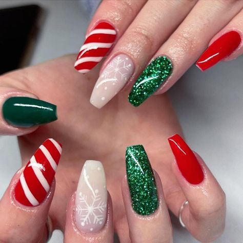 Christmas Nail Designs Acrylic, Kutek Disney, Candy Cane Nails, December Nails, Red Christmas Nails, Cute Christmas Nails, Polish Art, Christmas Gel Nails, Nail Candy